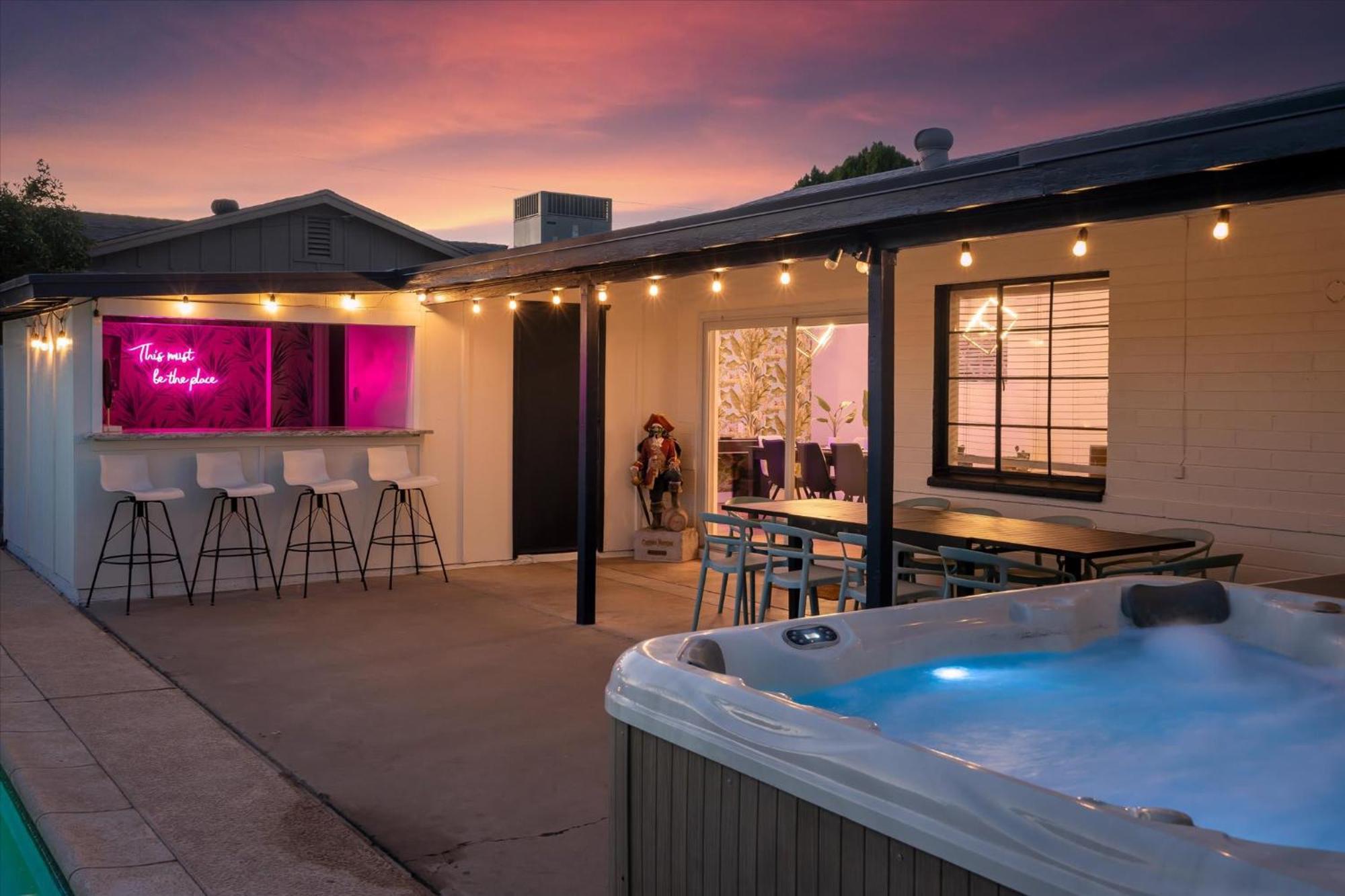 Girls Getaway Haven Outdoor Bar W Pool & Hot Tub